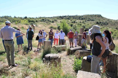 Un grupo de excursionistas visita el yacimiento de Santa Criz de Eslava Un grupo de excursionistas visita el yacimiento de Santa Criz de Eslava