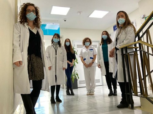 La Dra. Cortón, delante a la izda, junto al resto del equipo investigador
