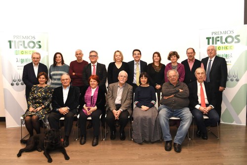 Foto de familia con todos los jurados de los 33 Premios Tiflos de Literatura