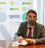 Andrés Ramos en la firma del convenio con SKR