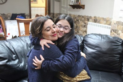 Madre e hija se abrazan con los ojos cerrados