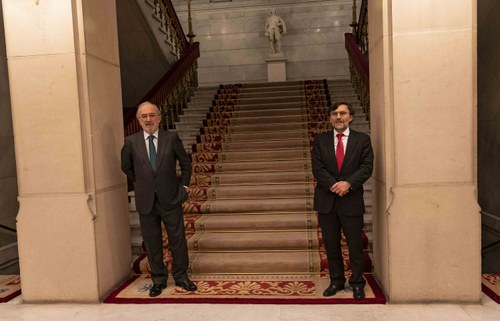 Muñoz Machado y Alberto Durán en la escalinata de entrada del edificio de la RAE donde se rubricó el acuerdo