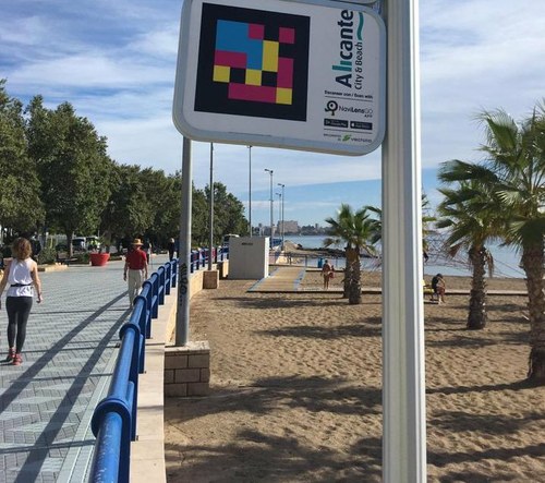 Placa con el código de colores Navilens, instalada en uno de los tramos de la playa alicantina