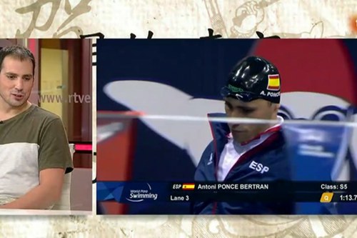 Ponce, durante el programa televisivo, observando en la pantalla su éxito en las pruebas de Berlín