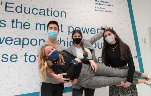 Maider Colongue-Bourgeois, Nicolás Sánchez Goñi, Leire Remírez Campo y Laura Ochoa Sadaba, equipo del proyecto ganador del tercer premio