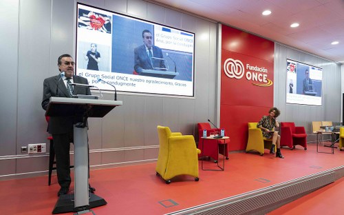 Intervención de Miguel Carballeda en el salón de actos de Fundación ONCE desde donde se retransmitió el acto