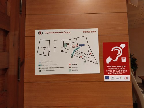 Bucle del salón de plenos Ayto Osuna, junto a plano de evacuación de la planta baja del ayuntamiento.jpg