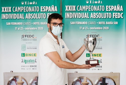 Eduardo Méndez muestra su trofeo como campeón de España