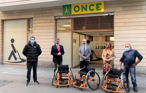 Foto de la familia del acto de entrega de las sillas ruedas a CD Zuzenak