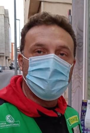 Vendedor Francisco José en su puesto de trabajo