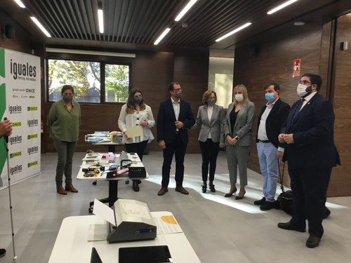 Otro momento de la visita a la exposición de material tiflotécnico en la sede de la ONCE en Ávila