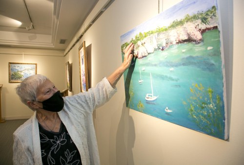 Cristina Gutiérrez tocando una de sus pinturas