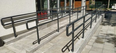 Imagen de una rampa como ejemplo de entorno accesible