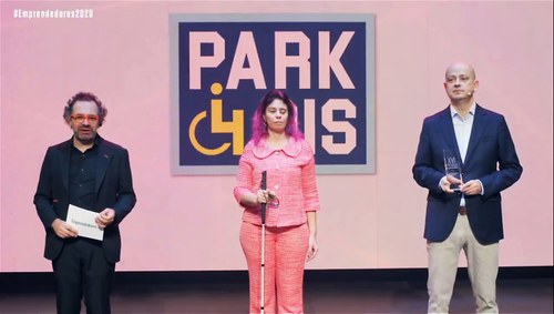 Momento de la entrega del Premio Emprendedores. De izda a dcha, el Mago More, Virginia Carcedo y Carlos Castellano