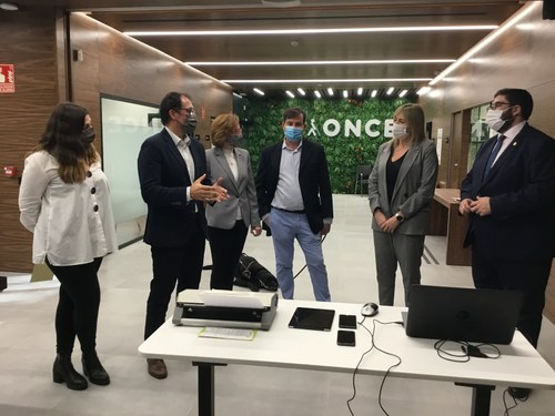 Momento de la visita del alcalde a la sede abulense, junto a los responsables de la ONCE, conociendo las herramientas tiflotécnicas