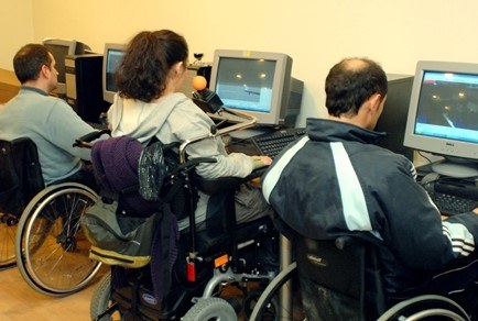 Trabajadores con discapacidad en silla de ruedas