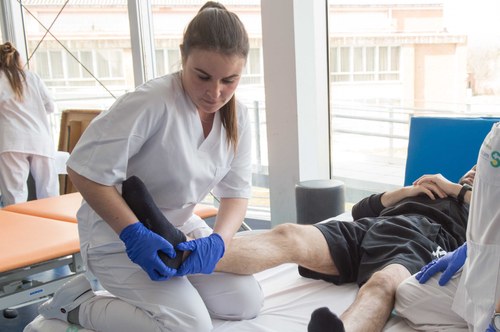 Una alumna de la Escuela de Fisioterapia realizando sus prácticas