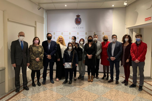 Representantes del CERMI con portavoces de la discapacidad en el Senado tras el debate final de la derogación de la esterilización forzosa
