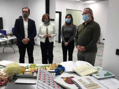 Responsables de la ONCE , junto al alcalde (a la derecha) frente a la muestra de material tiflotécnico