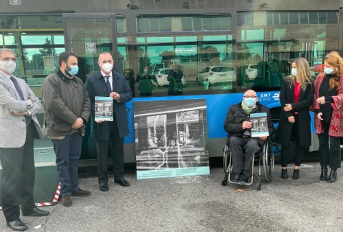 Foto de familia de los responsables de la EMT y del Cermi Madrid en el acto de presentación de la campaña