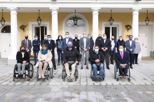 Foto de familia de todos los responsables institucionales de Fundación ONCE, Real Patronato, Gobierno y entidades beneficiarias en los jardines del CDC del Grupo Social ONCE en el Paseo de la Habana
