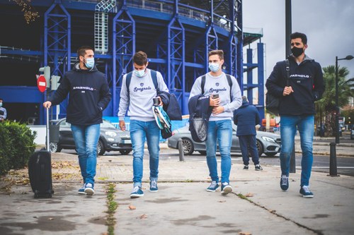 Jugadores del levante con la equipación de la que forman parte las zapatillas Timpers