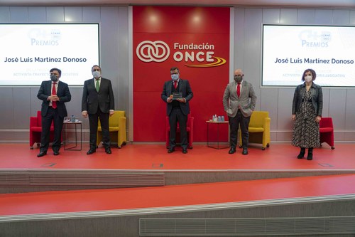 Martínez Donoso, en el centro, muestra el galadón junto a los responsables del CERMI y del Grupo Social ONCE