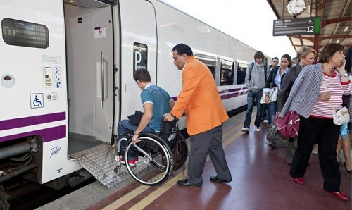 Servicio Atendo que a partir de ahora presta Adif para los viajeros con discapacidad