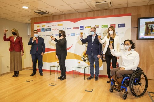 Los representantes del CPE, junto a Teresa Perales, a la derecha de la imagen, brindan por el 25 aniversario del Comité