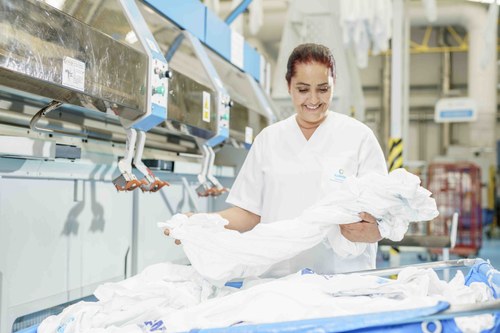 Una trabajadora de Ilunion Lavanderías realiza su trabajo