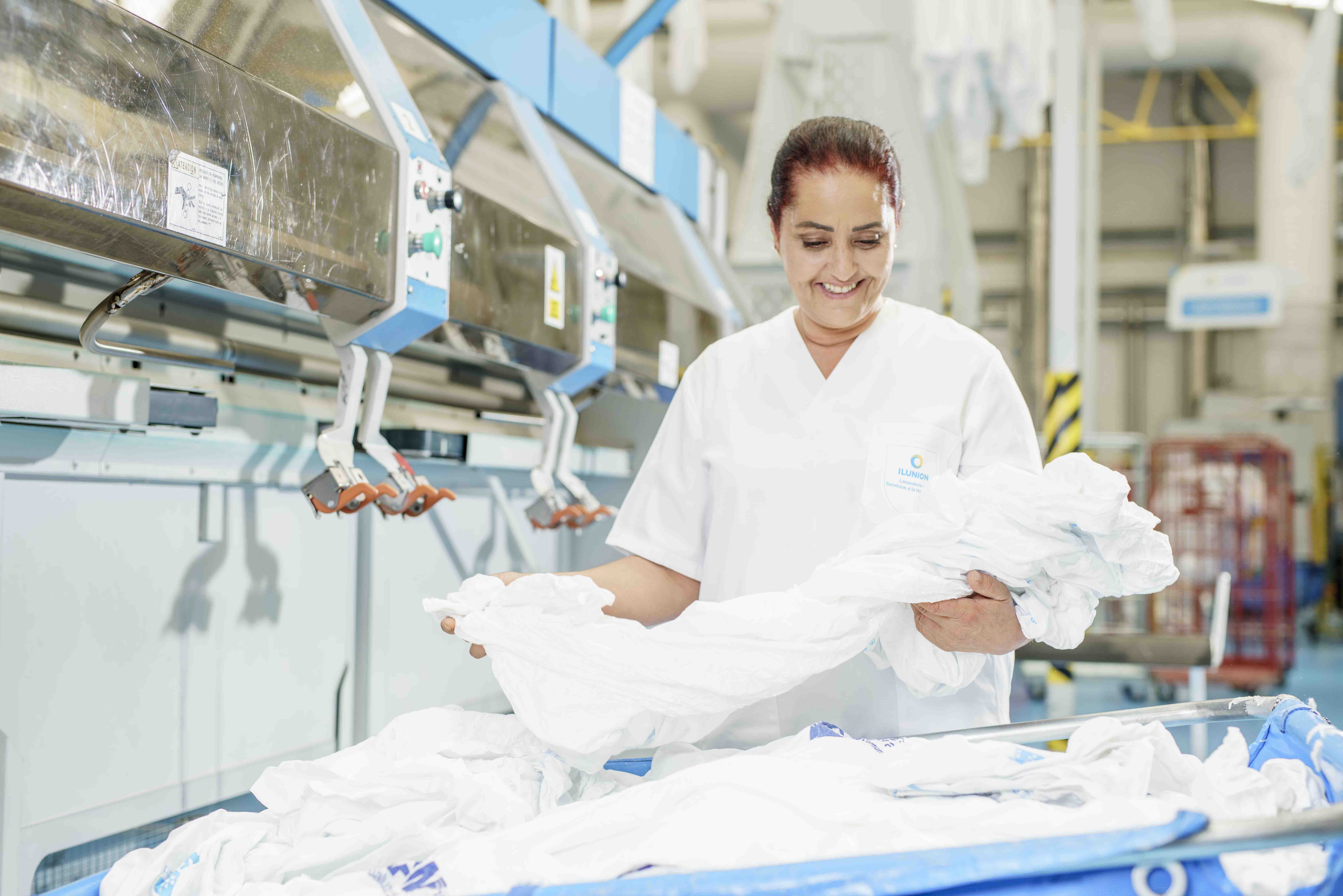 Una trabajadora de Ilunion Lavanderías realiza su trabajo
