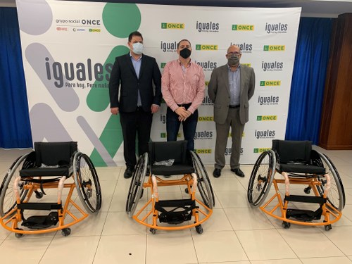 Acto de entrega de la silla de ruedas al ECONY Gran Canaria