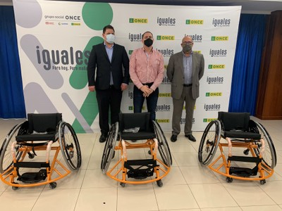 Acto de entrega de la silla de ruedas al ECONY Gran Canaria