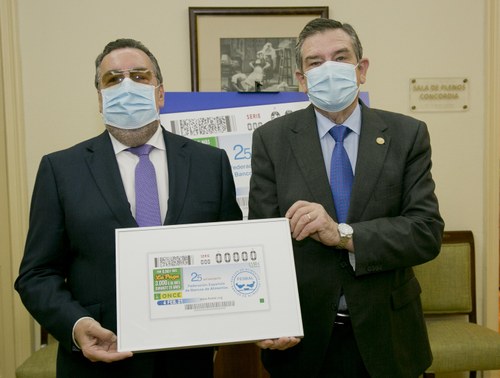 Carballeda y Fernández muestran el cupón dedicado