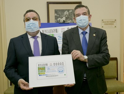 Carballeda y Fernández muestran el cupón dedicado