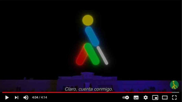 Fotograma del vídeo navideño con el isotipo de colores del Grupo Social ONCE