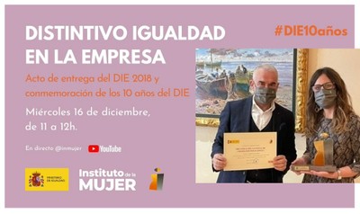 Jorge Íniguez, junto a Eva Vilaplana, jefa de Unidad Responsabilidad Social Corporativa e Igualdad de la ONCE, muestran el certificado y el galardón de acreditativo del DIE