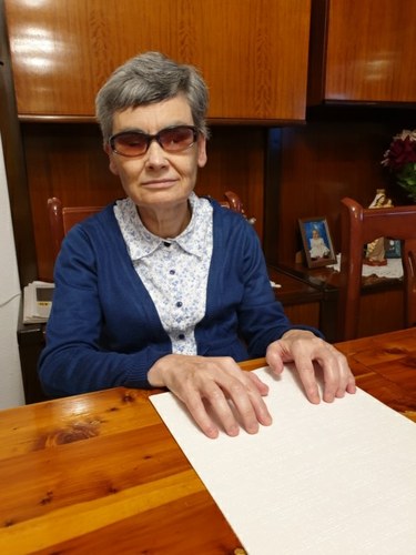 María Jesús Cañamares Muñoz posa leyendo en braille
