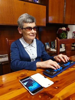 María Jesús Cañamares Muñoz se maneja con braille y tecnología... van de la mano