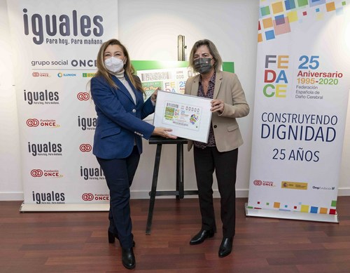 Palahí, y una representante de Fedace, muestran el cupón dedicado