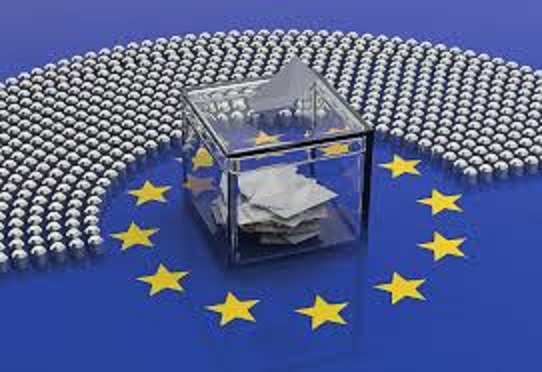 Urna transparente con votos al PE