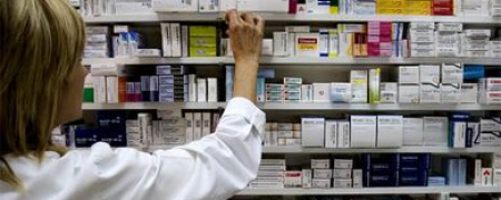Famacéutica expendiendo medicamentos