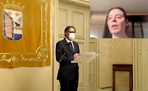El alcalde salmantino en el anuncio de la renovación del acuerdo, con la imagen telemática de Virginia Carcedo