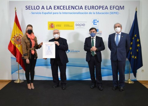 Coral Martínez y Manuel Castells muestran el certificado, junto a Alberto Durán
