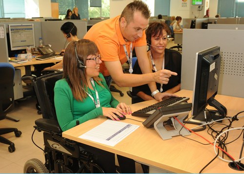 Jovenes con discapacidad en sus puestos de trabajo