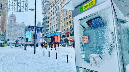 Kiosco de la ONCE en la Gran Vía de Madrid totalmente rodeado de nieve