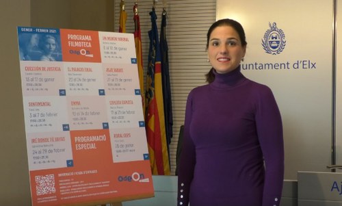 Marga Antón junto al cartel con la programación de enero y febrero de los Cines Odeón