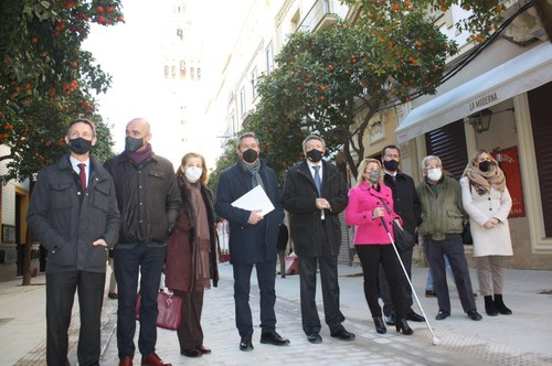 Responsables de la ONCE y del Ayuntamiento de Sevilla durante la visita de supervisión de la obra de la calle Mateos Gago