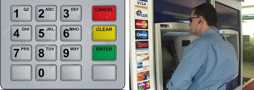 Teclado de cajero automático en braille (izda.) y usuario ciego en un cajero del Banco de Santander