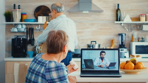Una persona en videoconsulta con un especialista médico
